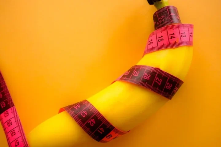 Banaan omwikkeld met een roze meetlint