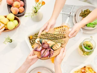 Gegrilde groente, salades en vers fruit op tafel: inspiratie voor gezonde recepten avondeten