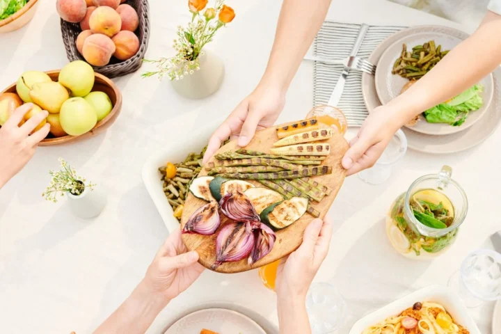 Gegrilde groente, salades en vers fruit op tafel: inspiratie voor gezonde recepten avondeten