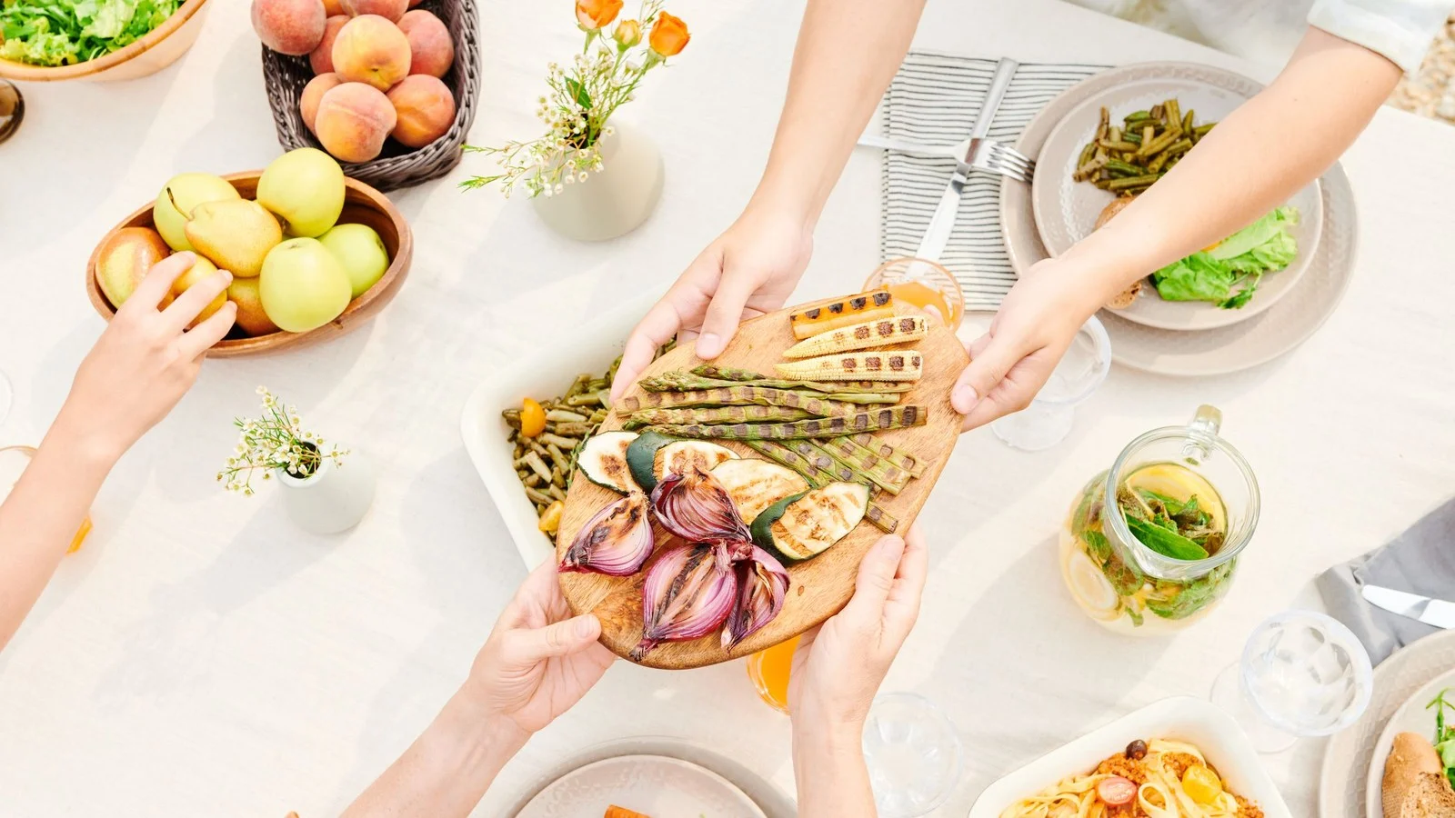 Gegrilde groente, salades en vers fruit op tafel: inspiratie voor gezonde recepten avondeten