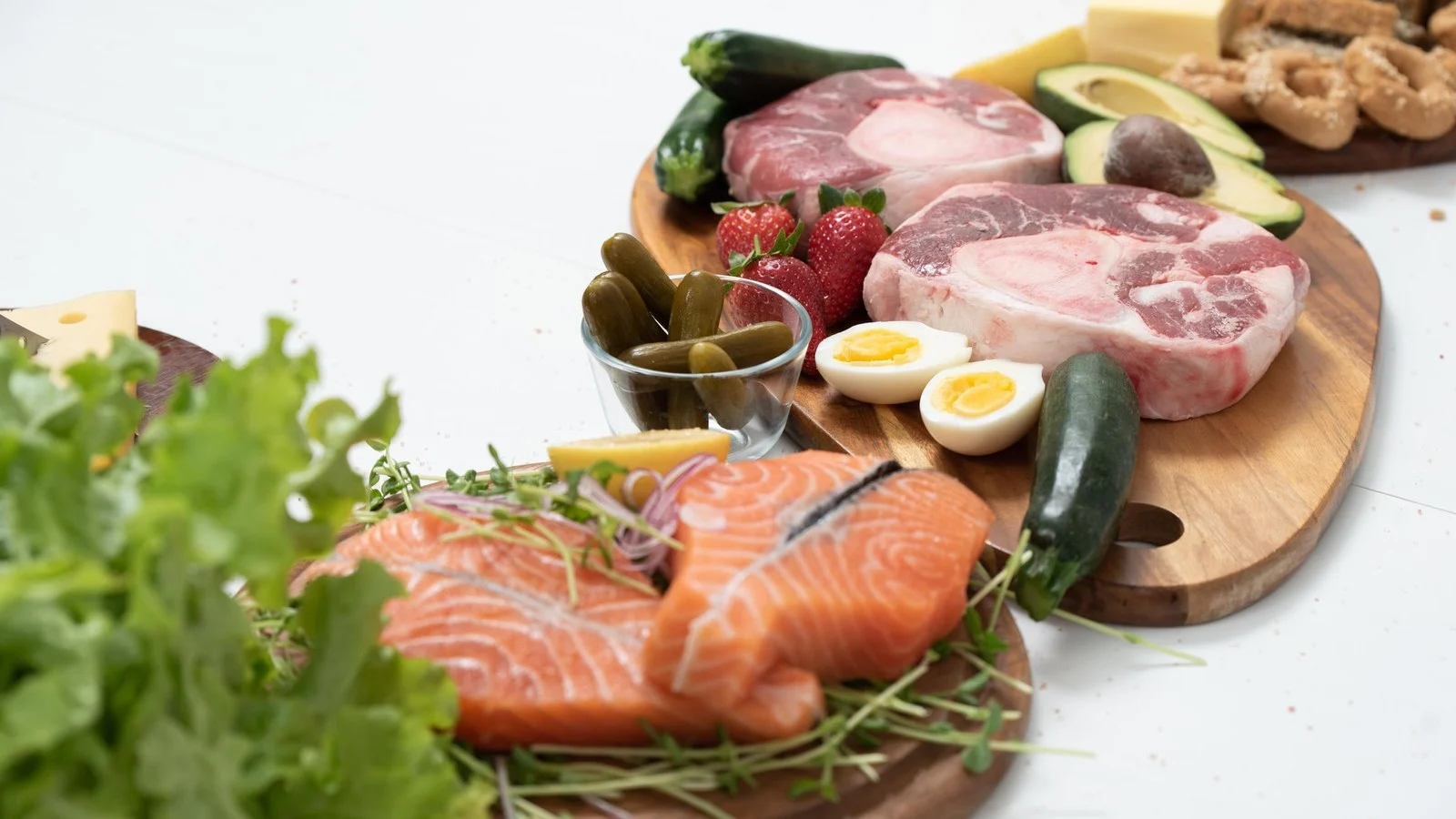 Zalm, vlees, eieren en kaas op een plank: hoeveel eiwitten per dag haal je uit deze producten?