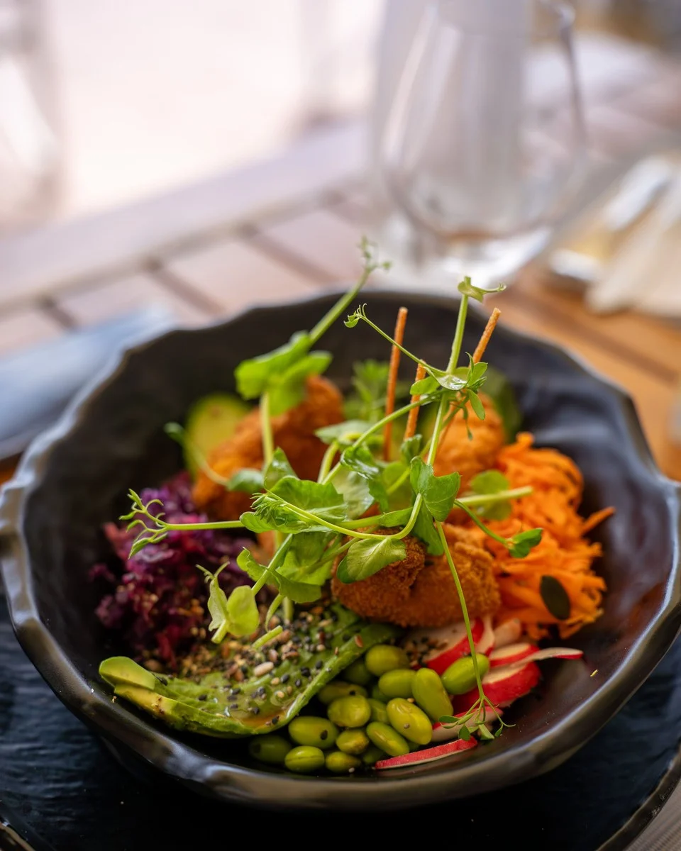 Kleurrijke bowl met verse groenten, edamame en kruiden