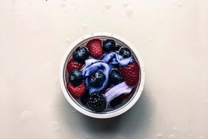 Kom met blauwe bessen, bramen en frambozen