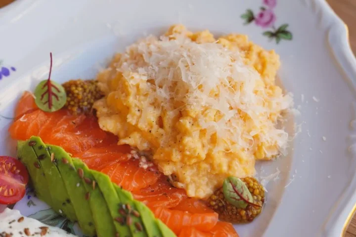 Bord met zalm, avocado, roerei en tomaatjes